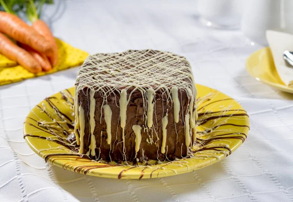 Kue Wortel Yang Dilapisi Dengan Coklat Piring Kuning Dalam Keadaan — Stok Foto