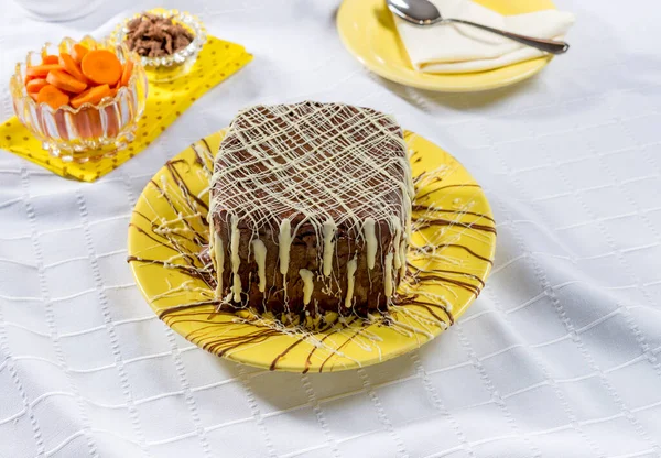 Carrot Cake Covered Chocolate Yellow Plate Clean Setting — Stock Photo, Image