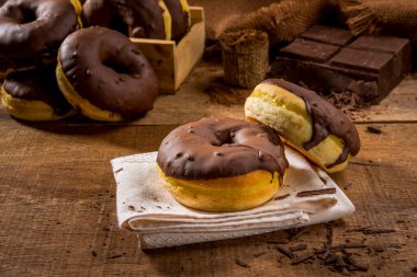 Kremalı çörek, çikolatalı krema, ahşap üzerine krema ve diğer çörekler.