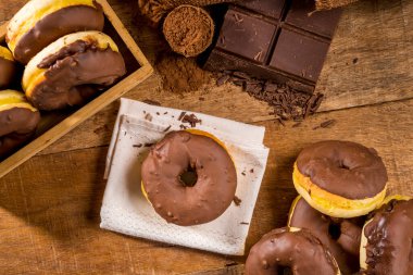 Kremalı çörek, çikolatalı krema, ahşap üzerine krema ve diğer çörekler.