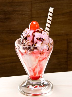 Çilekli milkshake, çilekli ve çikolata soslu, kirazlı ve gofretli.