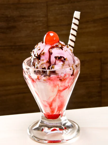 Çilekli milkshake, çilekli ve çikolata soslu, kirazlı ve gofretli.