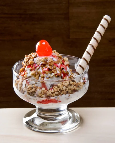 Vanilla Ice Cream Dengan Strawberry Dan Chocolate Syrup Icing Chestnut — Stok Foto