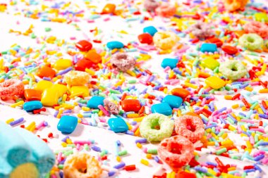 Renkli şeker, lokum ve açık pembe ahşap arka planda serpiştirilmiş şekerler..