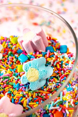 Şekerleme ve açık pembe üzerine serpiştirilmiş arkaplan şekerlemeleri ile yakın çekim.