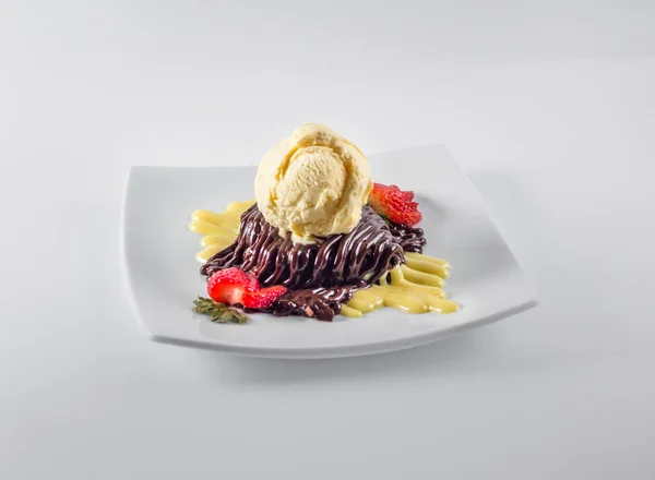 Kue Coklat Dengan Icing Coklat Krim Dan Irisan Stroberi Latar — Stok Foto