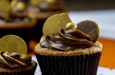 Dulce de leche ve altın renkli kekler.