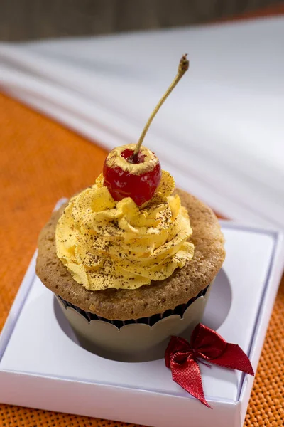 Cupcake Kuning Dengan Cherry Pada Latar Belakang Oranye — Stok Foto