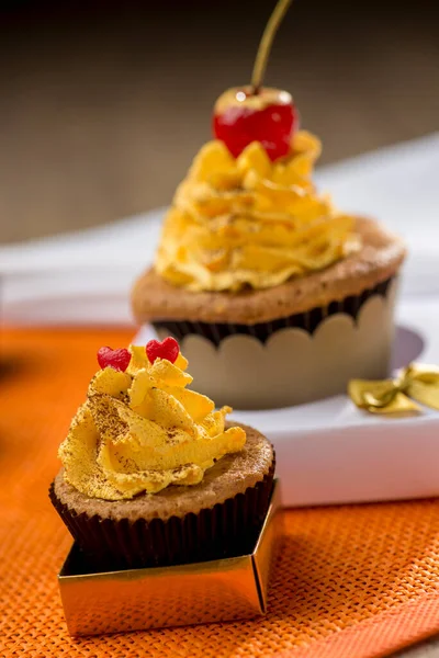 Cupcake Kuning Dengan Sedikit Gula Hati Dengan Latar Belakang Oranye — Stok Foto
