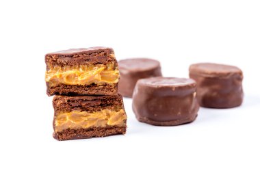 Alfajor kurabiyeleri, tatlı süt, dulce de leche, yakın plan beyaz arka plan, çikolatalı şeker