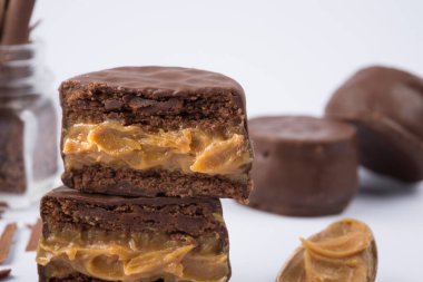 Alfajor kurabiyeleri, tatlı süt, dulce de leche, yakın plan beyaz arka plan, çikolatalı şeker