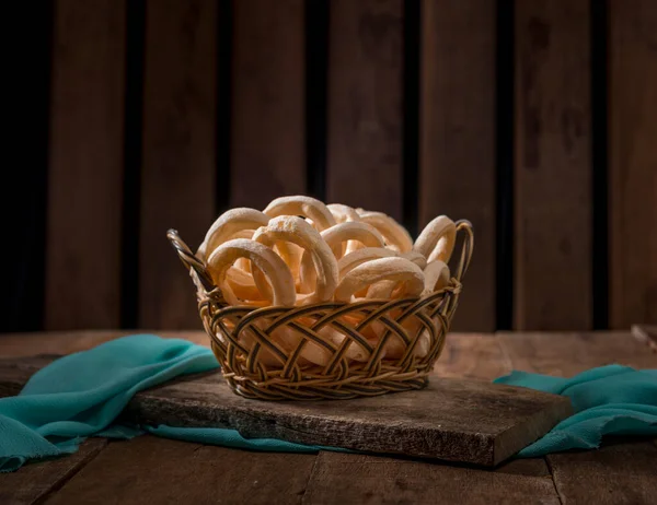 用木薯淀粉在乡村木和绿松石织物 Biscoito Polvilho 篮子中制成的洒水饼干 — 图库照片