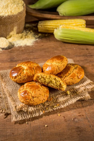 Kue Jagung Pada Kain Pedesaan Pada Kayu Dengan Jagung Dan — Stok Foto