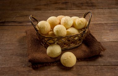 Peynirli ekmek, ev yapımı geleneksel Brezilya yemeği (pao de queijo) rustik ahşap masa üzerinde