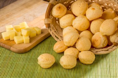 Peynirli ekmek, ev yapımı Brezilya yemeği (pao de queijo) yeşil bambu hasırında