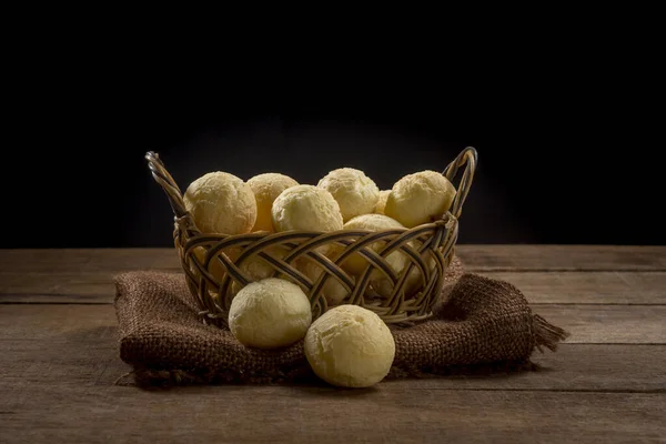 ขนมป ขนมบราซ ลแบบด งเด าเอง Pao Queijo บนโต ะไม ชนบท — ภาพถ่ายสต็อก
