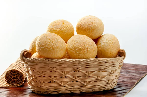 Ost Bröd Hemlagat Traditionellt Brasilianskt Mellanmål Pao Queijo Bambu Korg — Stockfoto