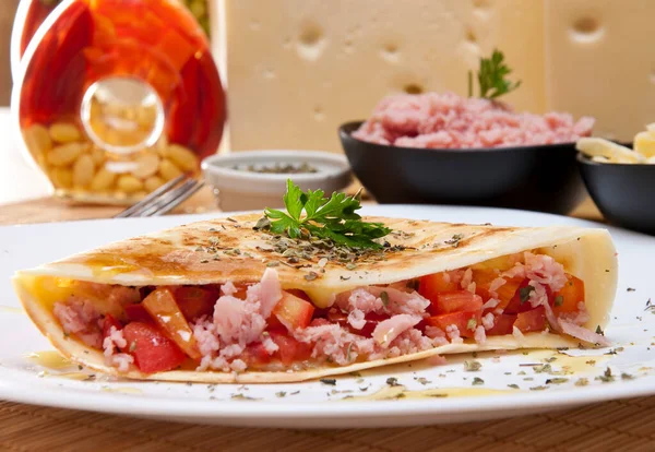 Ham Dan Tomat Crepe Dengan Bahan Bahan Latar Belakang — Stok Foto