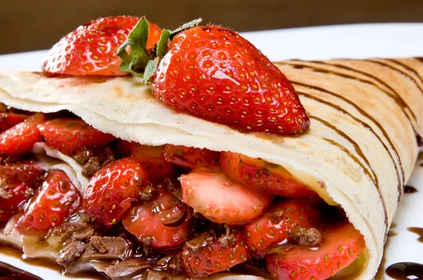 Aardbei Crêpe Met Chcolate Siroop Geïsoleerd Witte Plaat — Stockfoto