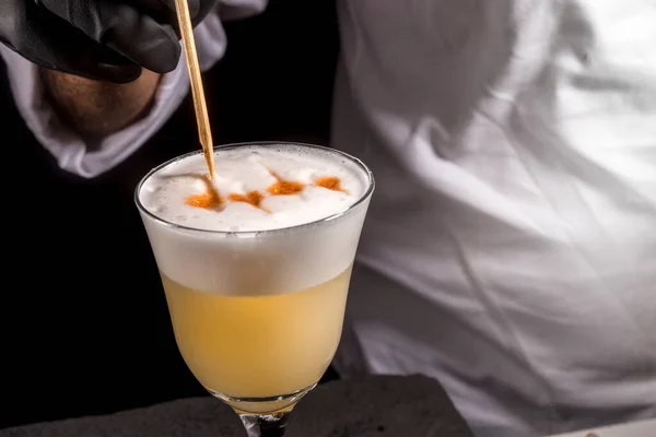 Bartender Preparação Pisco Azedo Com Conta Gotas Angostura — Fotografia de Stock