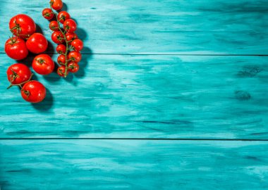 Mavi ahşap manzaralı kiraz domatesleri. metin için boşluk ile.