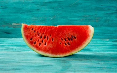 Dilim karpuz mavi ahşap üzerine