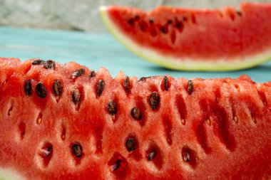 Mavi ahşap üzerinde bir dilim karpuz 