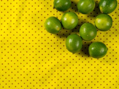 Sarı arka planda İran limonu. en üstteki görünüm