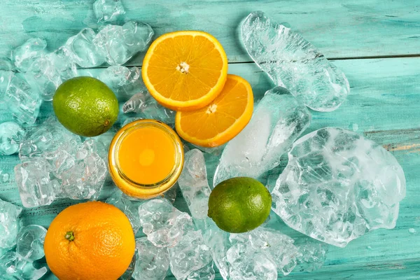 Orangenscheiben Ein Glas Saft Tahiti Zitrone Limette Und Eis Auf — Stockfoto