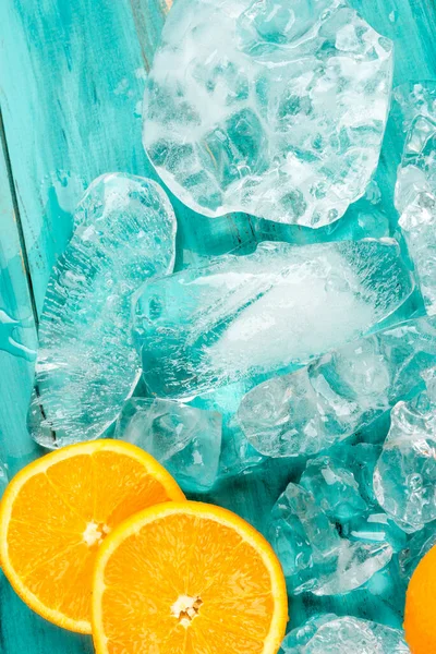Orangenscheiben Und Eis Auf Blauem Holzgrund Ansicht Von Oben — Stockfoto