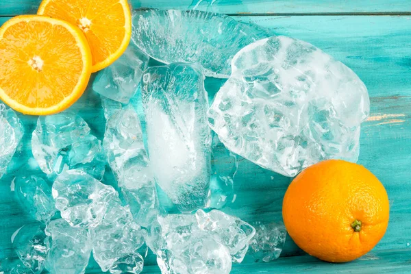 Orangenscheiben Und Eis Auf Blauem Holzgrund Ansicht Von Oben — Stockfoto
