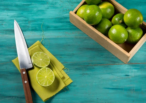 Zitronen Schachtel Scheiben Geschnittene Zitronen Und Messer Auf Blauem Holzgrund — Stockfoto
