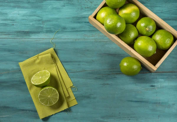 Zitronen Schachteln Scheiben Geschnittene Zitronen Auf Blauem Holzgrund Ansicht Von — Stockfoto