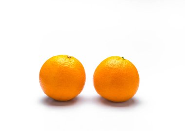Beyaz arkaplanda iki portakal (pera) izole edildi