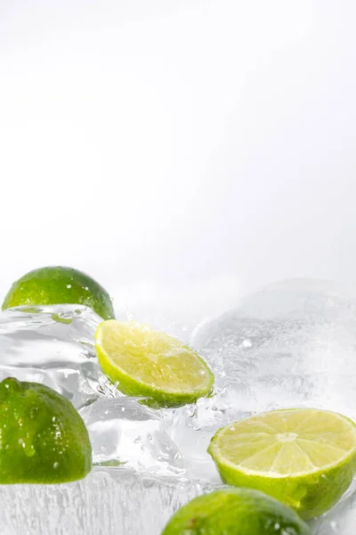 Lime Lime Szeletek Jégen Fehér Alapon — Stock Fotó