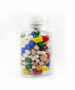 Beyaz arka plan üzerinde izole hapları kavanoz