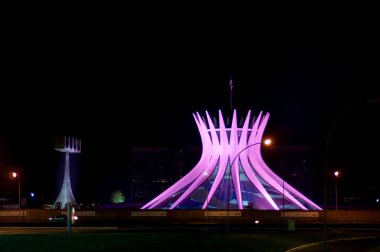 Geceleri Brasilia 'nın metropolitan katedrali. outubro rosa