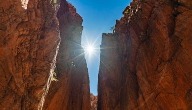 Güneş öğlen vakti Standley Chasm 'ın üzerinden geçer. Batı MacDonnell Range, Alice Springs' de.
