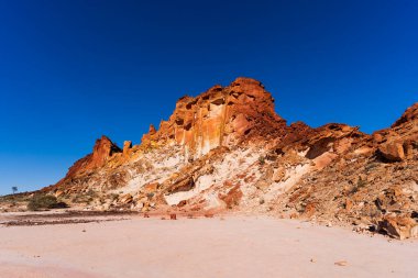 Alice Springs yakınlarındaki Gökkuşağı Vadisi, Orta Avustralya.