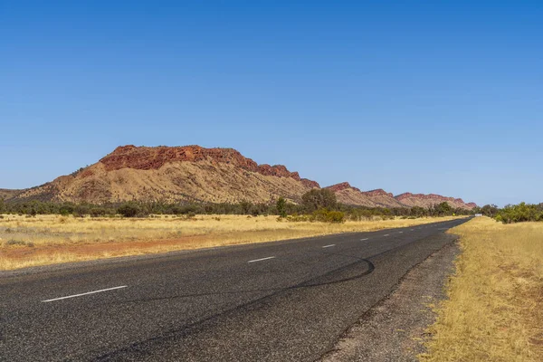 Alice Springs 'in dışındaki taşra yolu, Orta Avustralya.