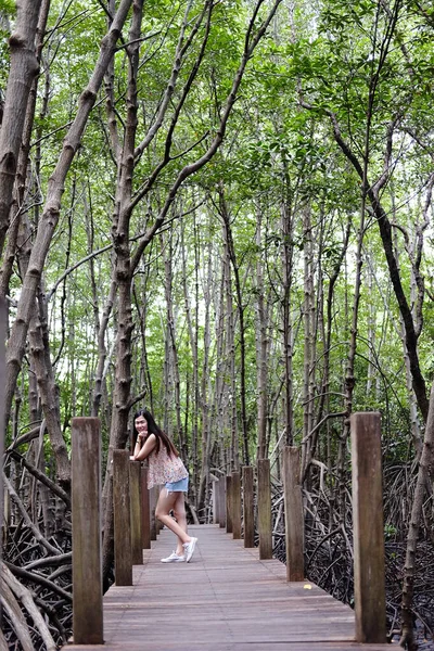 Menina Bonita Asain Está Sorrindo Ponte Madeira Floresta Mangue Tropical — Fotografia de Stock