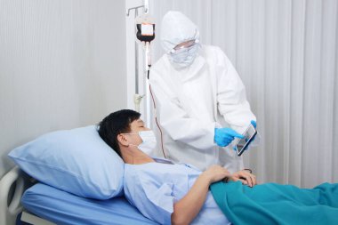 Kişisel Koruyucu Ekip veya PPE Giyim ve Araştırma ve Tartışma eski hastalar için tablet ile Tayland 'daki hastane laboratuarında Covid 19 virüsü ve tedavi