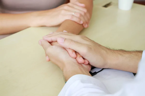Aziatische Mannelijke Psychiater Specialist Psychiatrie Houdt Hand Blanke Vrouwelijke Patiënt — Stockfoto