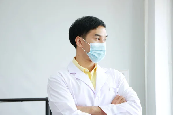 身穿唐人街制服 头戴口罩 身穿白墙背景Covid 19肖像画的亚洲专业医生 — 图库照片