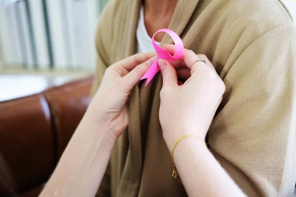 Mano Cerrada Mujer Pone Una Cinta Rosada Conciencia Camisa Madre — Foto de Stock