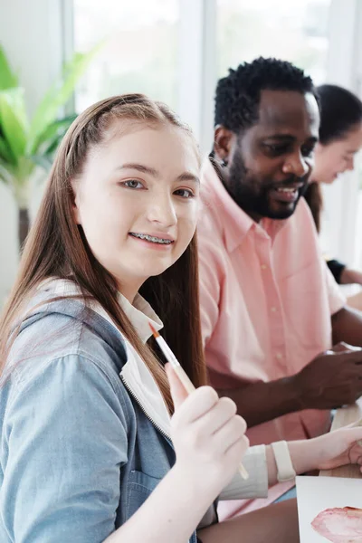 Souriant Étudiants Caucasiens Fille Tient Pinceau Pour Dessin Peinture Aquarelle — Photo