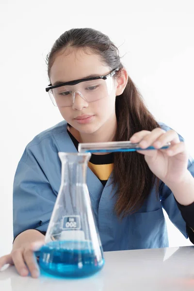 笑顔白人の学生や生徒の女の子は 化学と科学のための研究とテストです 彼女は学校の実験室で実験している 教育と知識の概念 — ストック写真