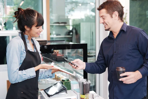바리스타 커피숍의 카운터 바에서 지불하기 스마트폰 코드를 사용하여 고객을 태블릿을 로열티 프리 스톡 사진