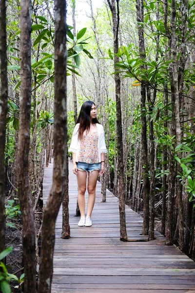 Menina Bonita Asain Está Sorrindo Ponte Madeira Floresta Mangue Tropical — Fotografia de Stock