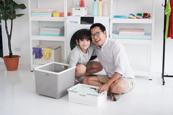Asiatisk Far Och Liten Pojke Barn Kramas Och Tvätta Tillsammans — Stockfoto